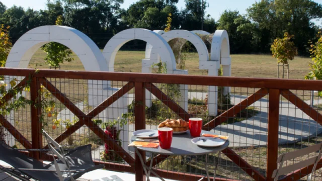 Petit Dejeuner Au Balcon